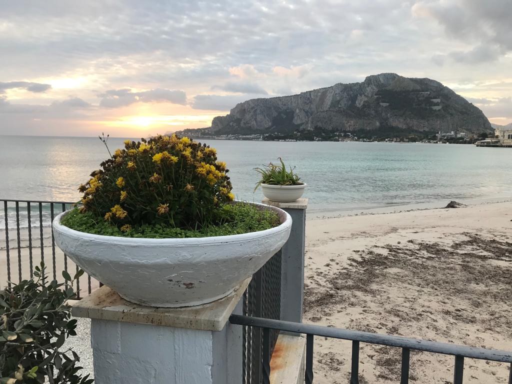 Baia di Mondello con vaso fiorito e Monte Pellegrino al tramonto