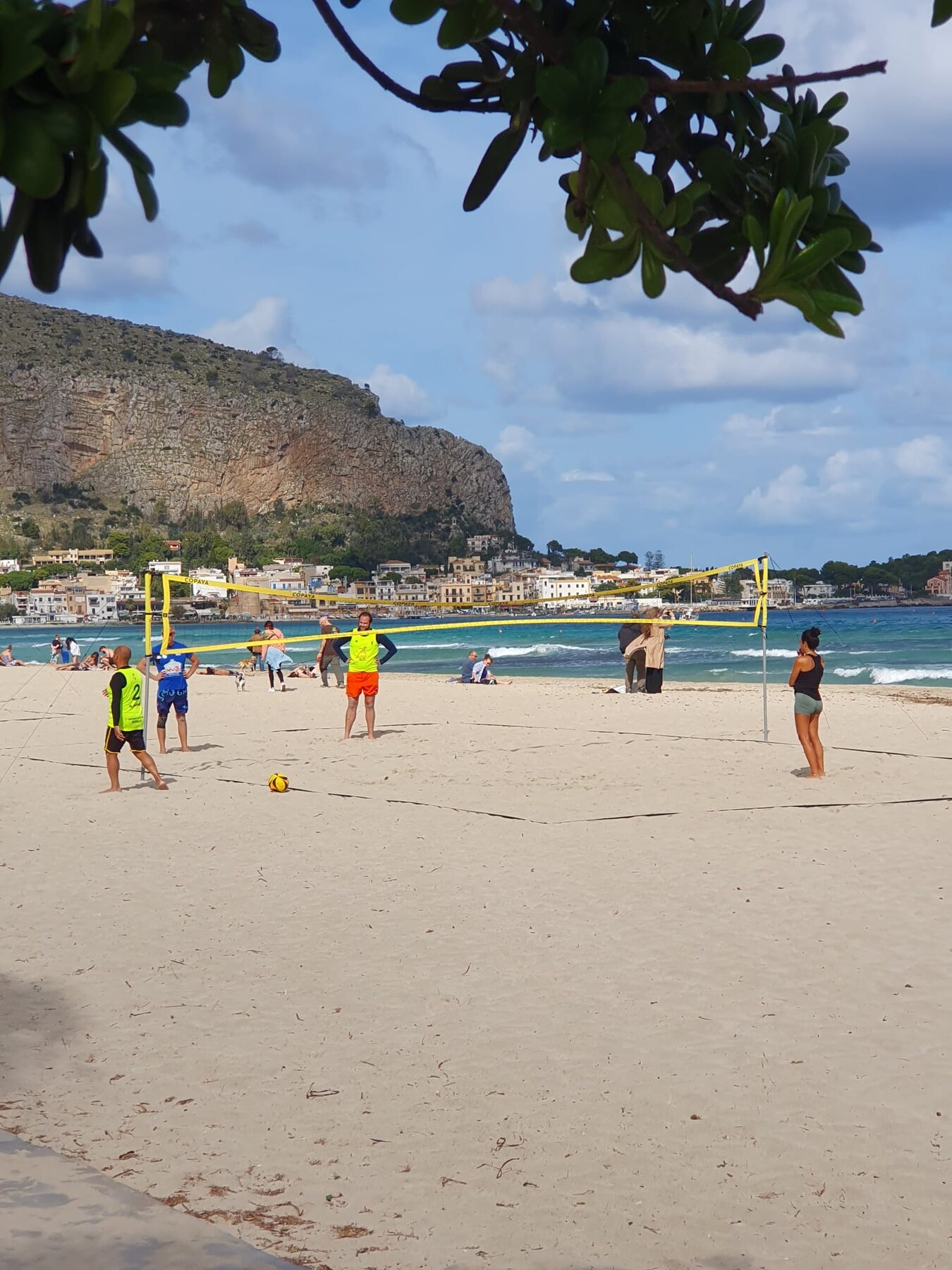 Beach volley con Monte Gallo sullo sfondo