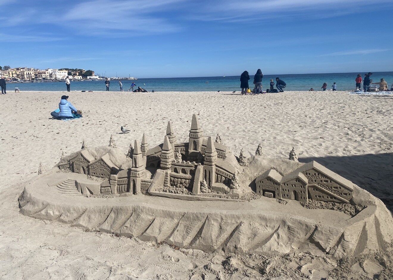 Un castello di sabbia sulla spiaggia di Mondello