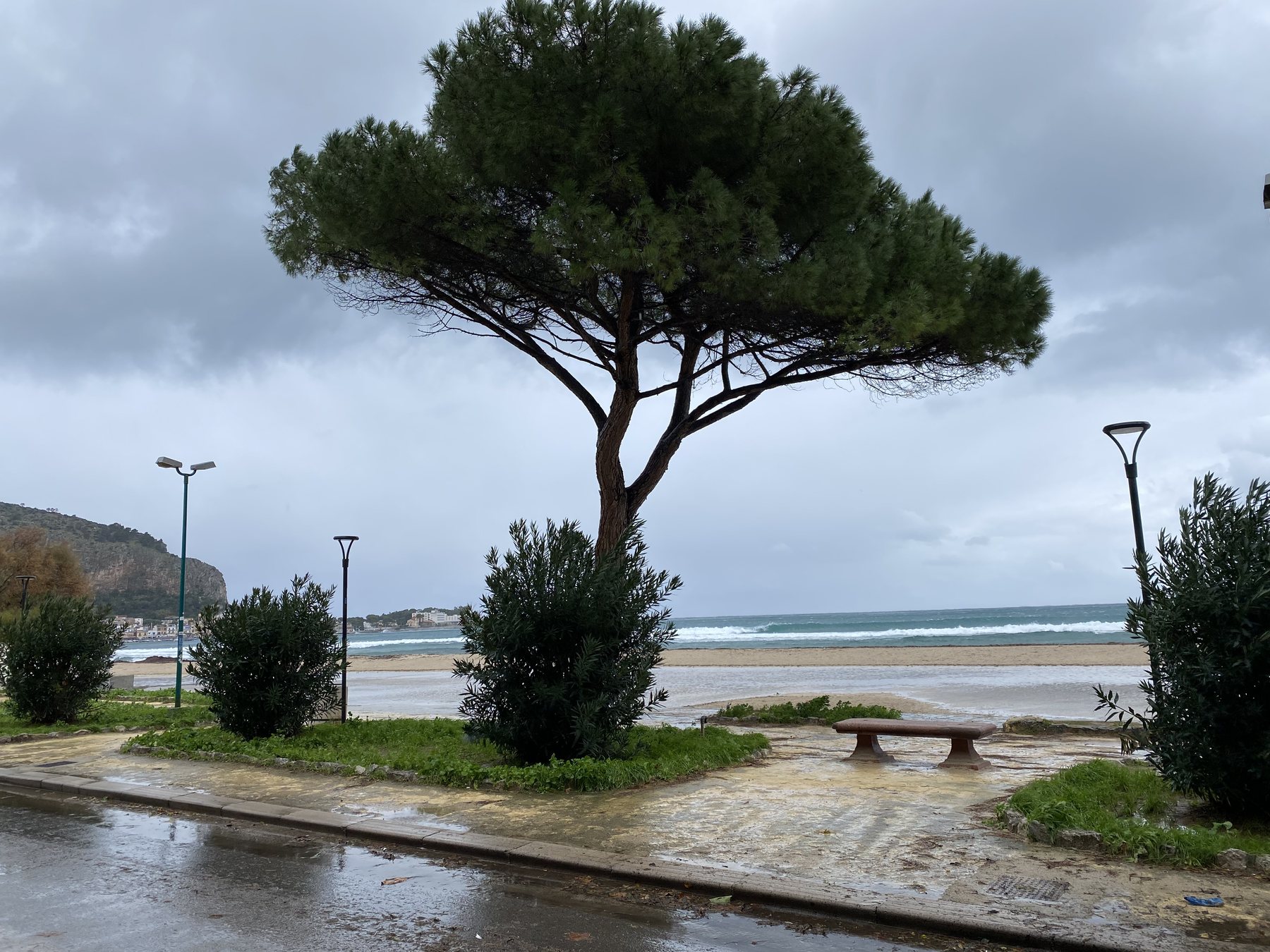 Lungomare di Mondello fuori stagione