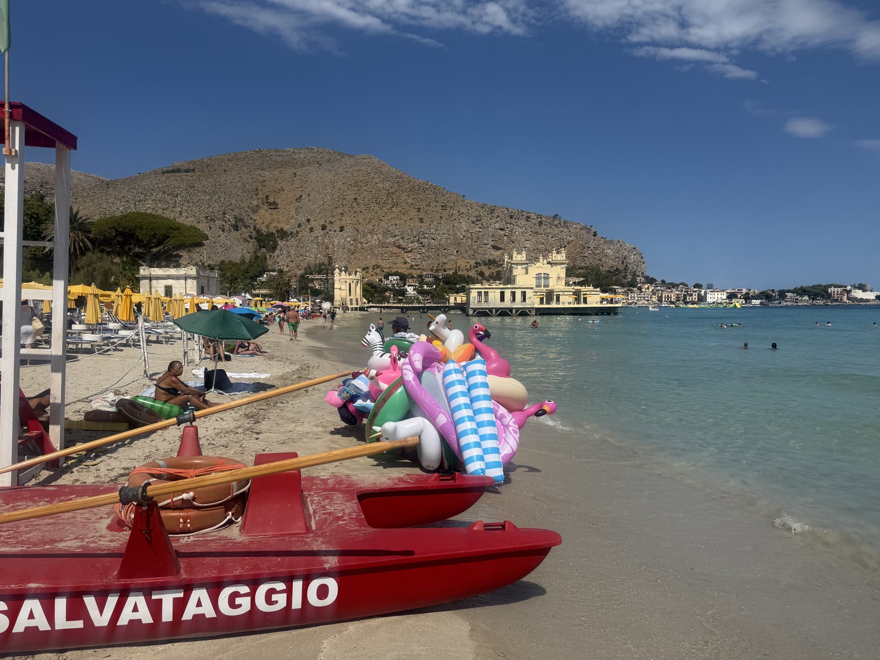 Panorama di Mondello con barca di salvataggio
