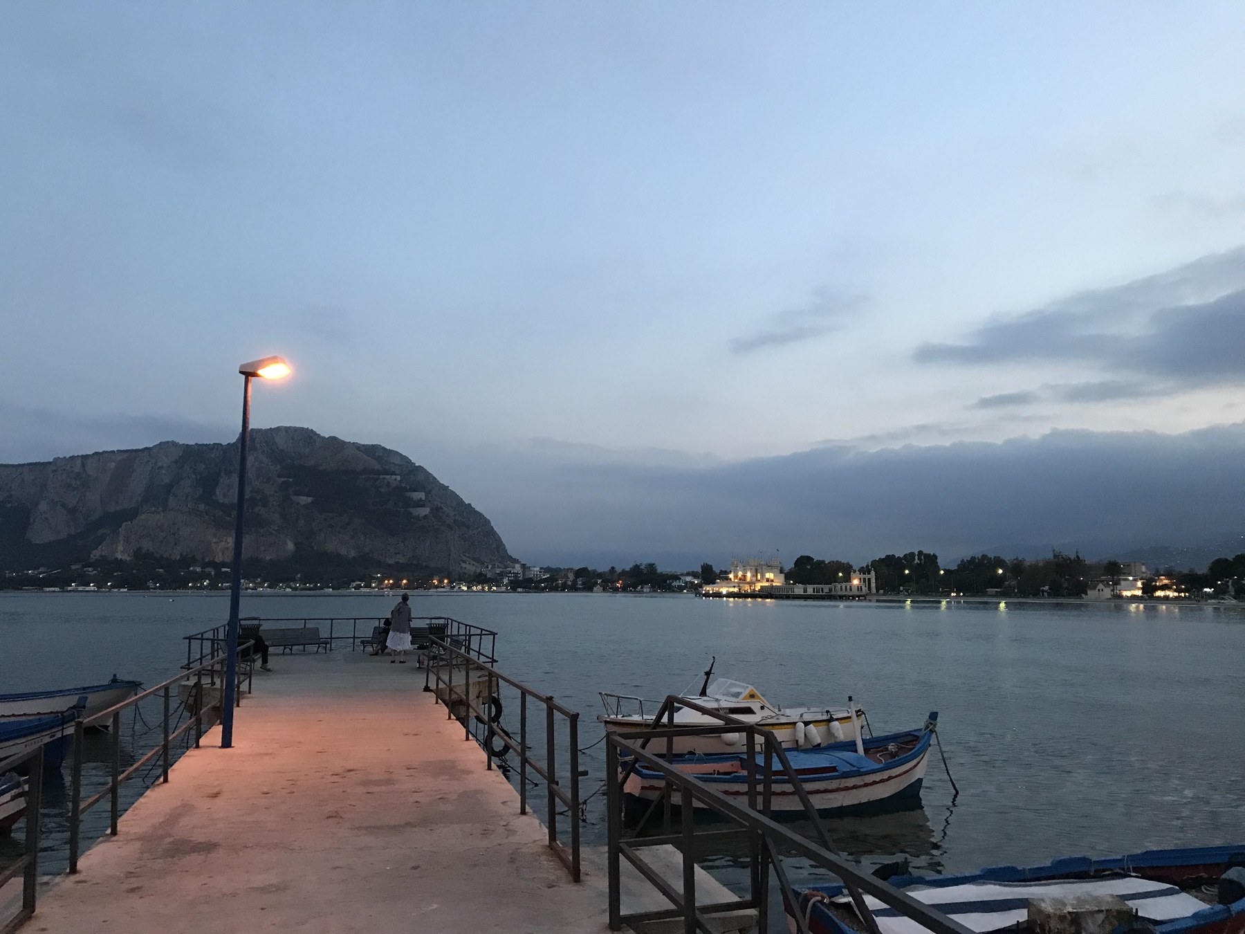 Pontile e barche a Mondello al crepuscolo