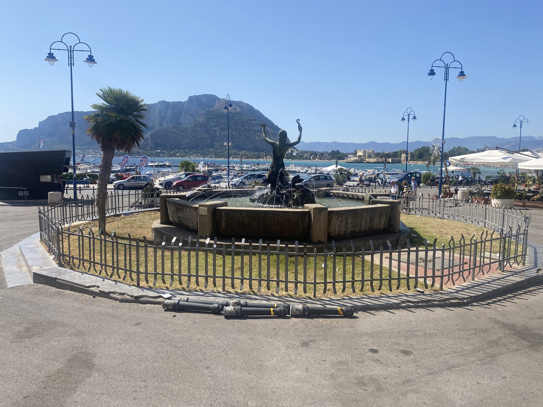 La fontana della Sirenetta nella piazza di Mondello con Monte Gallo sullo sfondo