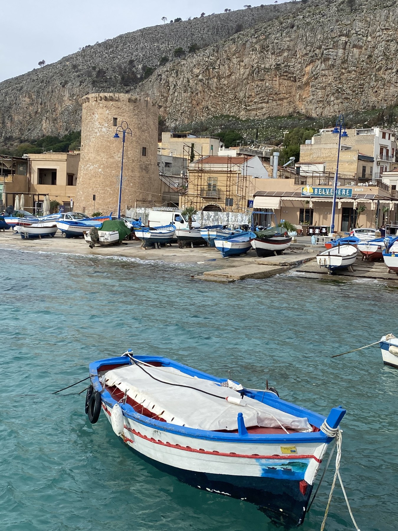 Torre storica di Mondello, barche da pesca e Monte Gallo