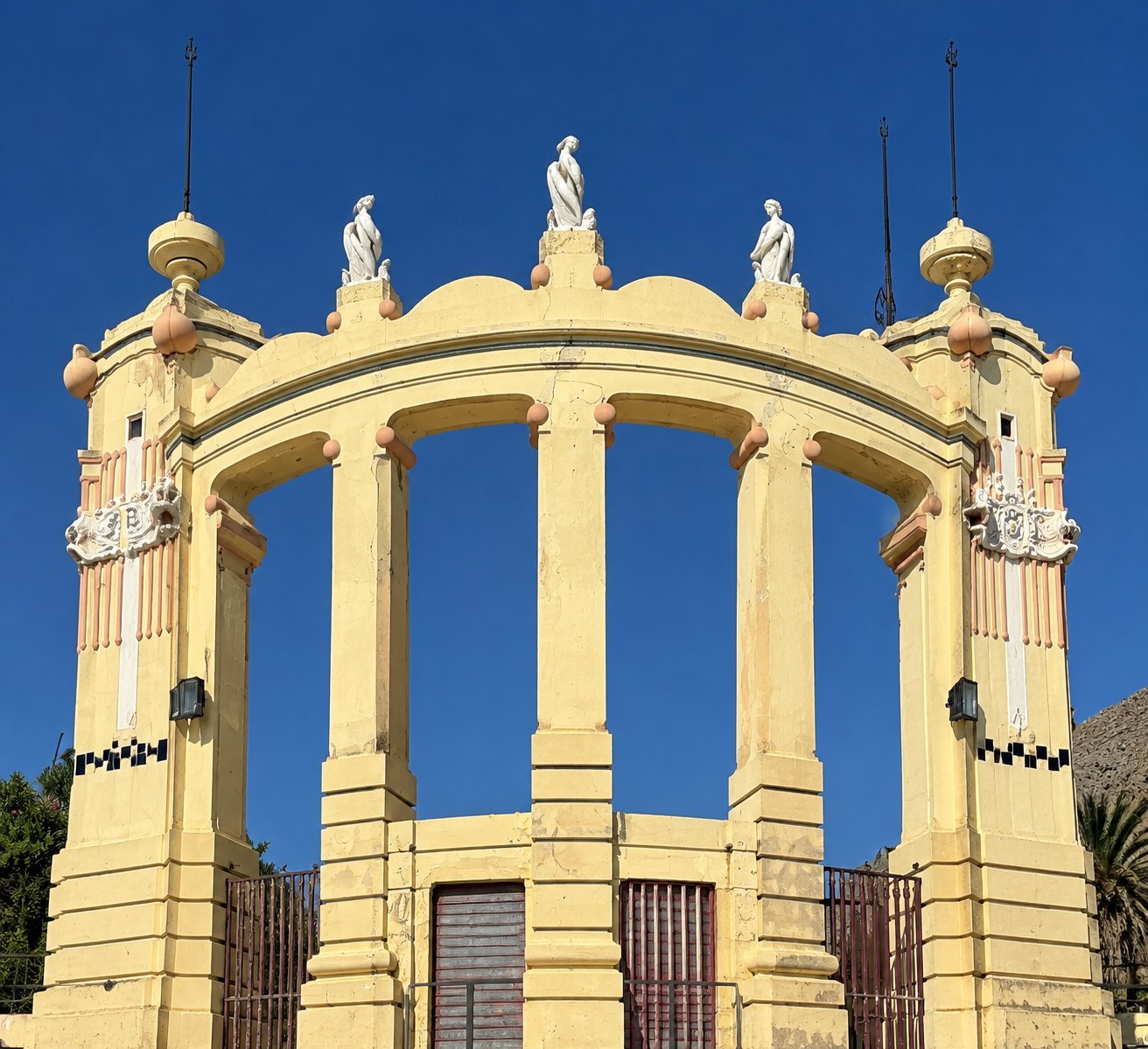 Torretta ornamentale sul lungomare di Mondello