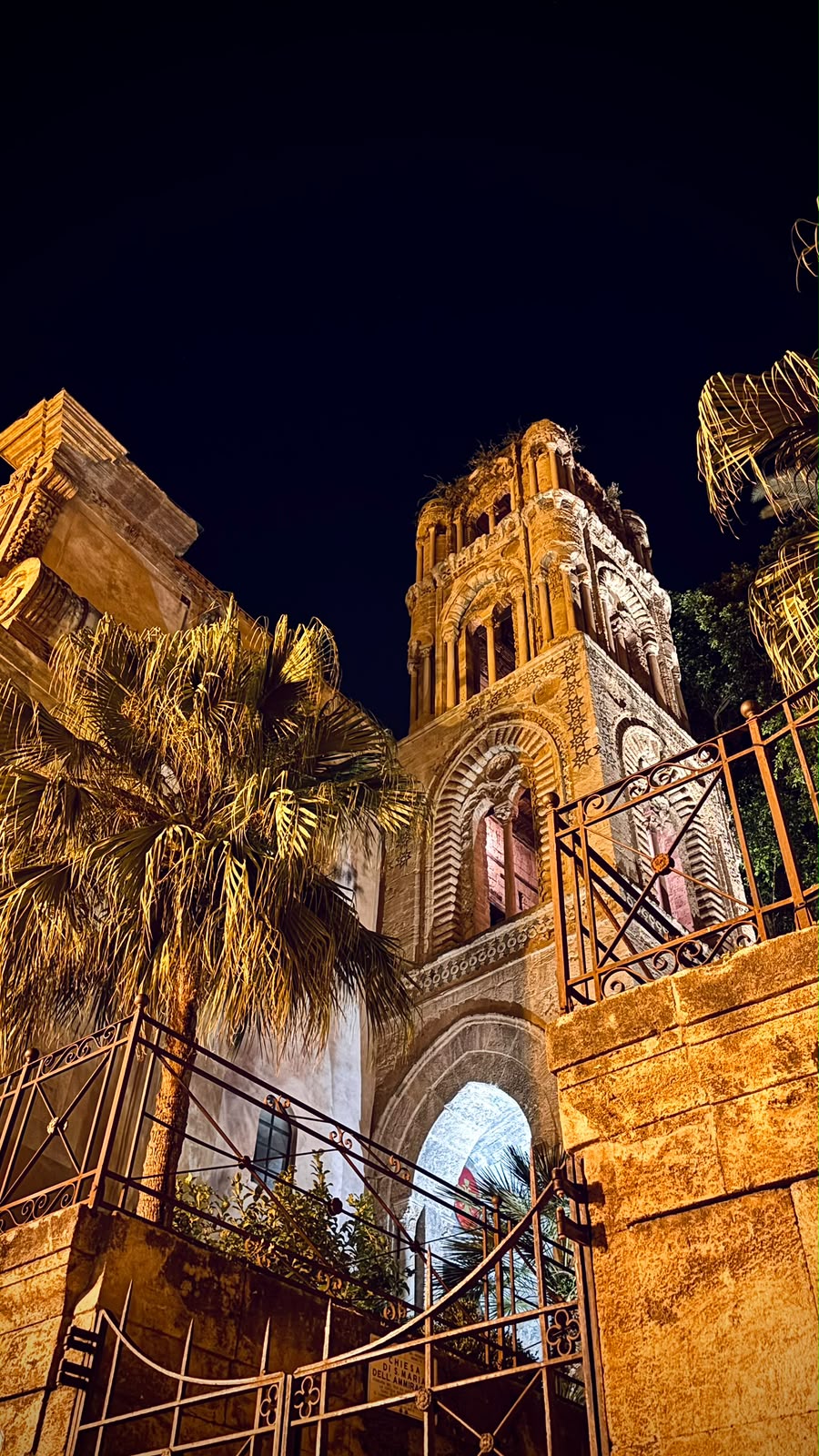 Campanile di Palermo illuminato di notte