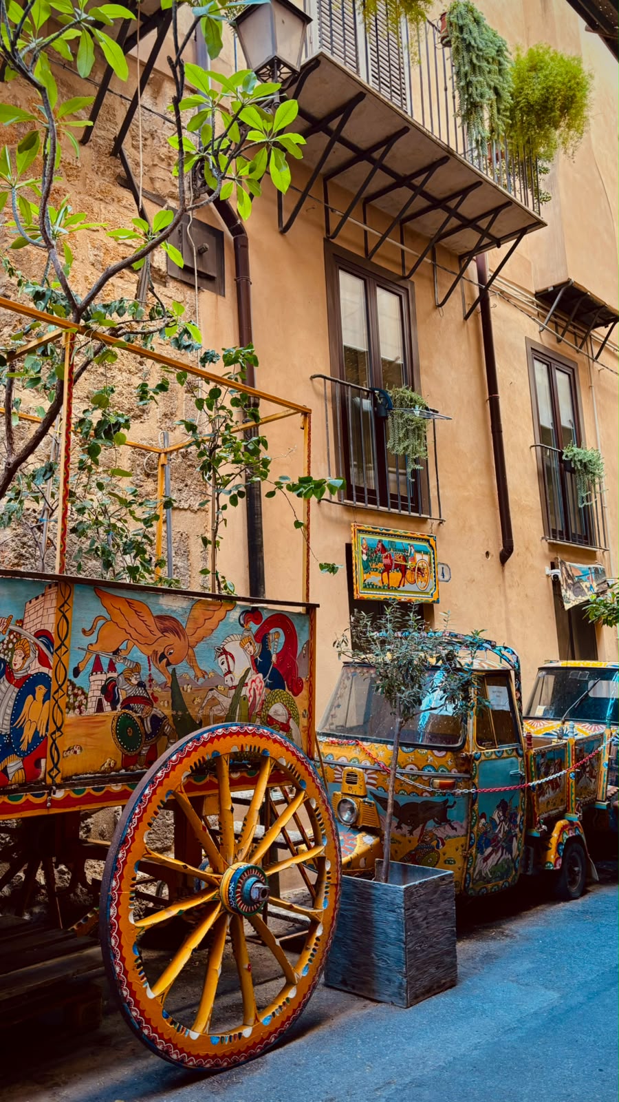 Carretto siciliano tra i colori di Palermo