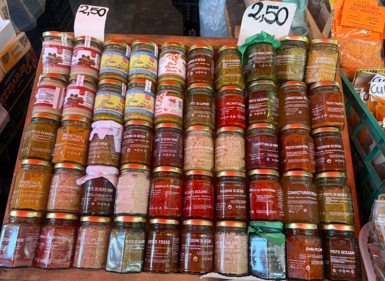 Pesti e conserve siciliane al mercato di Palermo.
